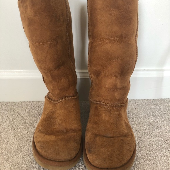 Women’s Ugg Boots - Picture 2 of 3